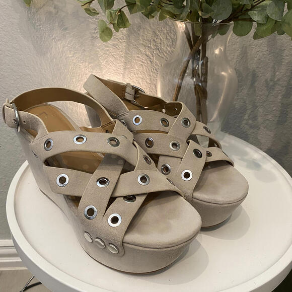 Marc Fisher Bloom Grommet Wedge Platform Sandal Tan 9.5 Like New - Picture 2 of 7